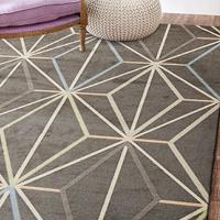 What are the benefits of having a large rug?